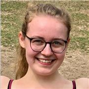 Fröhliche Lehrerin bietet qualifizierte Nachhilfe in Hamburg