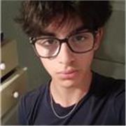Me defino como una persona con ganas de enseñar lo que me gusta, bienestar y mejora física.
