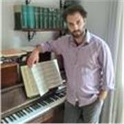 Insegnante di pianoforte classico con competenze approfondite su tecnica pianistica, storia ed estetica musicale