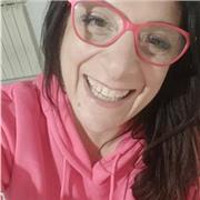 Docente di lettere impartisce lezioni a ragazzi di scuola media e superiore e universitari