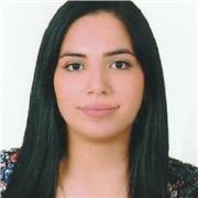 Niñera ayudando con tareas escolares