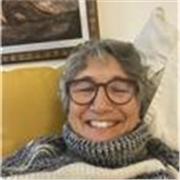 Scrivo per mestiere! Sono giornalista, scrivo racconti e adoro entrare in empatia con i bambini e aiutarli ad imparare