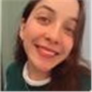 Profesora de ciencias naturales imparte clases a estudiantes de nivel primario