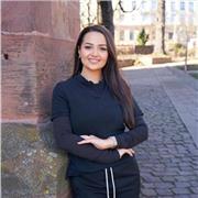 Gebürtige Britin- hauptberuflich Jugendberufshelferin/Coach, Erfahrung mit Schüler*innen und Lehren. Sehr Gute Englischkentnisse