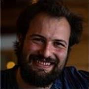 Graduado en filología y con máster en la Enseñanza de Español para Extranjeros. 