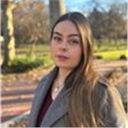 Soy una persona joven, muy alegre y me considero muy comunicativa, me podría pasar horas hablando de una materia que me gusta.