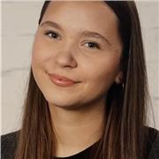 Englisch-Tutorin, die alle bis zur 7. Klasse unterrichtet