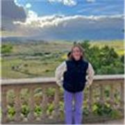 Soy Claudia, hablo inglés con fluidez y actualmente estudio en EE.UU. Mi método de enseñanza se basa en la conversación.