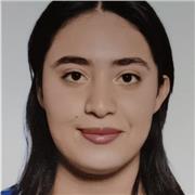 Professeur particulier donne cours de soutien aux étudiants de collège ou école primaire