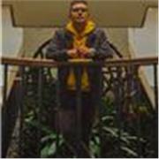 Profesor de ayuda con los deberes en modalidad remoto