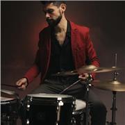 Batterista e percussionista diplomato, propone corsi di batteria e percussioni a Milano e dintorni