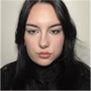 Me defino como una persona creativa, y cercana, con pasión por el mundo del maquillaje con mas de ocho años de experiencia.
