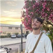 Fils d’un irlandais et d’une professeur d’anglais, j'ai un excellent niveau écrit comme oral de la langue. Je propose donc des cours allant du niveau collège jusqu'au niveau BAC +3 (B2). Que ce soit simplement sous forme de simple entretien en visio afin