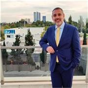 Profesional de la comunicación con experiencia en televisión en inglés.