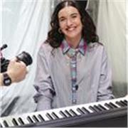 Profesora de piano titulada profesionalmente, apta para diferentes edades y niveles