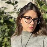 Profesora de Inglés imparte clases a niños de primaria