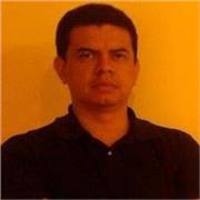 Profesor imparte clases de escritura de textos expositivos y argumentativos; filosofía e historia