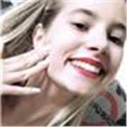 Studentessa universitaria aiuta bambini e ragazzi dopo la scuola