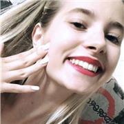 Studentessa universitaria aiuta bambini e ragazzi dopo la scuola