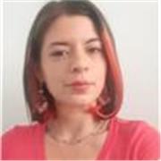 Profesora de inglés imparte clase a personas de cualquier edad que desee aprender