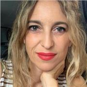 Insegnante con esperienza decennale di italiano, storia e geografia alle medie (secondaria di primo grado) anche per dsa/ bes e stranieri. Insegno anche a costruire un solido metodo di studio