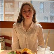 Estudiante de medicina de 18 años bilingüe, nativa tanto en inglés como en español, da clases de inglés en línea o a domicilio