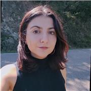 Profesora titulada en comunicación audiovisual y márketing digital.