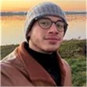 Docente laureato in Lingue e letterature straniere e specializzato in linguistica e didattica impartisce lezioni di italiano