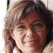 Profesora imparte clases a estudiantes universitarios, tecnicaturas y bachiller