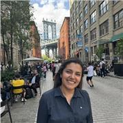 Soy Master en gestión empresarial, domino el inglés y en mi país, fui profesora universitaria contratada.