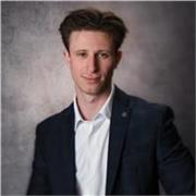 C1 English communicator with workshop and classes experience