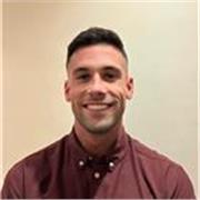 Titulado en Administración y dirección de Empresas, con máster en dirección comercial y otro en dirección de turismo.