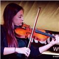Maestra di musica impartisce lezioni di violino e solfeggio