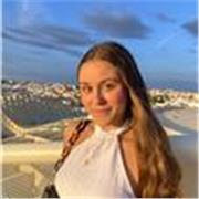 Profesora de inglés imparte clases para niños de todas las edades