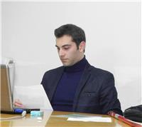 Professore di scienze del liceo scientifico impartisce lezioni di chimica e scienze della terra