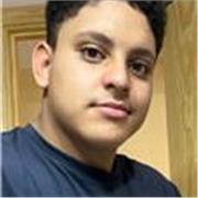 Profesor joven con experiencia avanzada en inglés coloquial y formal, capacitado para apoyar y ayudar en entender el idioma