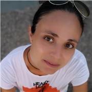 Laureata impartisce lezioni di chimica a studenti di scuola superiore