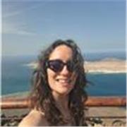 Farmacéutica estudiante de doctorado imparte clases de biología y quimica