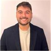 Me defino como una persona responsable, cercana y apasionada por el fútbol, con facilidad para conectar con los niños. 