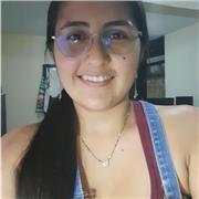 Profesora de matematicas imparte clase a niños de diferentes edades