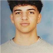 Chico graduado de bachillerato tecnológico y que puede enseñar materias en el ámbito matemático y tecnologico