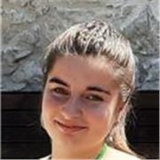 Estudiante de educación primaria para apoyo y tiempo libre