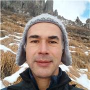 docente impartisce lezioni ad alunni scuole elementari e medie