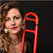 Profesora de musica da clases de teoria musical, canto, trombón y nivel elemental de piano