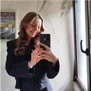 Paciente, ambiciosa, con muchas ganas de enseñar y aprender de ellos.