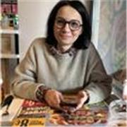English teacher with extensive experience in teaching adults.