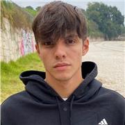 Profesor de matemáticas que imparte clases a niños de primaria y la ESO