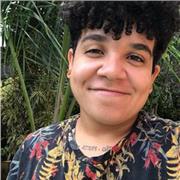 Sou uma educadora que relaciona a aula com a vivência do aluno, trabalhando sempre dentro do seu tempo e respeitando seus limites