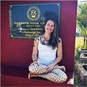 Profesora con más de 11 años de experiencia Ashtanga Yoga tradicional según las enseñanzas de Sharath Jois, SYC, en Mysore, India