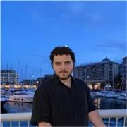 Sino uno studente del terzo anno di ingegneria che offre lezioni di matematica e fisica.